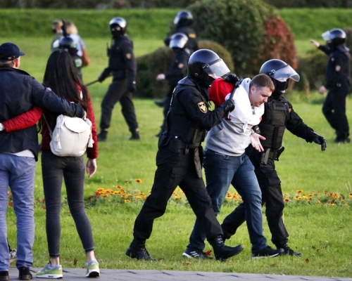 据报示威中拘捕了超过140人。AP图片