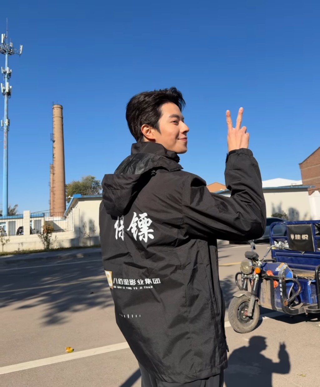 林正峰穿上厚外套到內地開工。