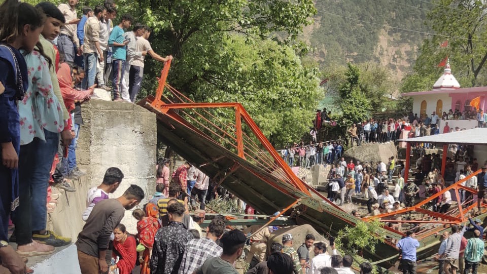 印控喀什米爾城鎮烏達姆普爾(Udhampur)塌橋,1死70傷。 美聯社