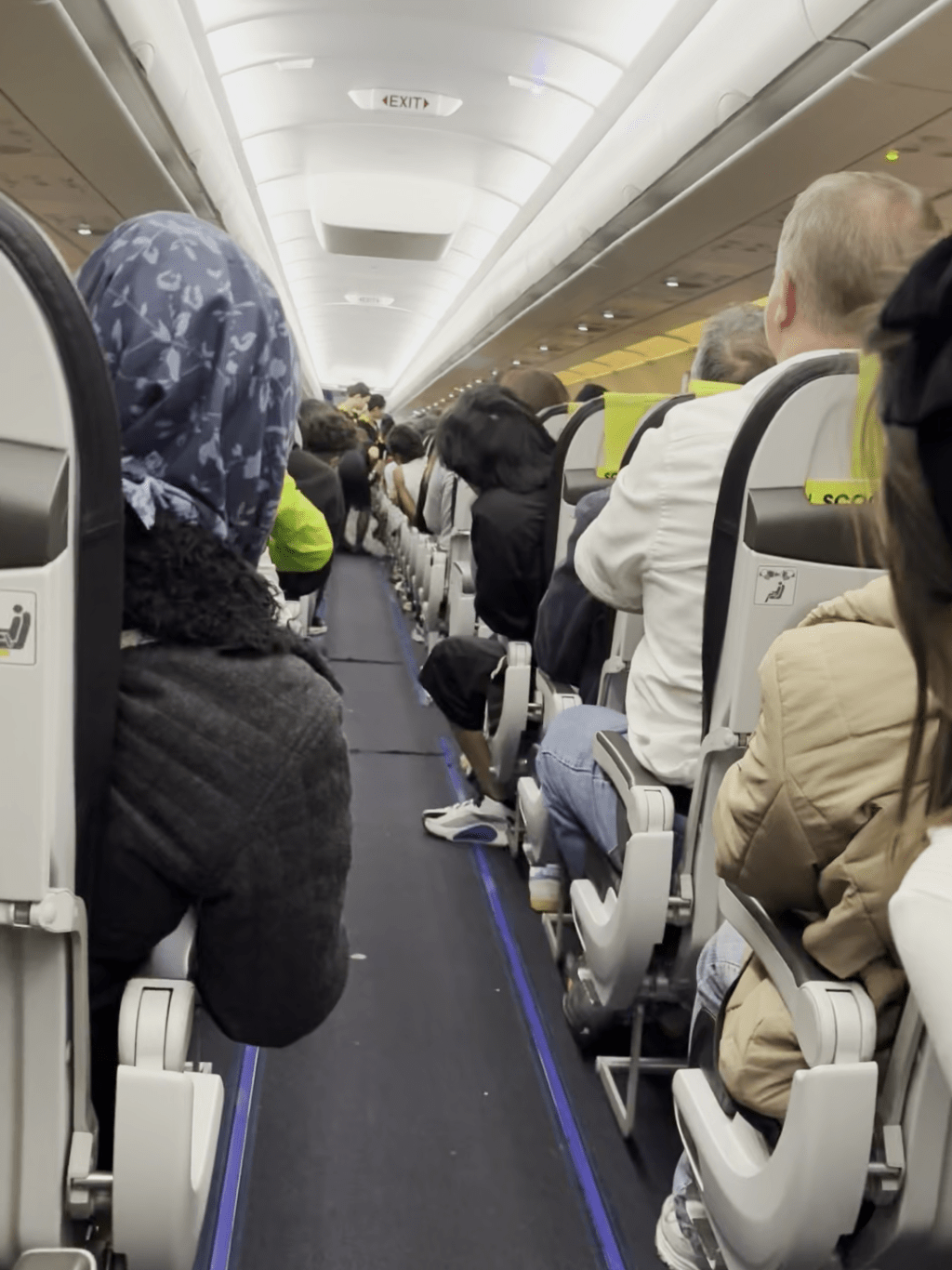 空姐在機艙急忙處置過熱充電池。小紅書：JaneZmmm  ​