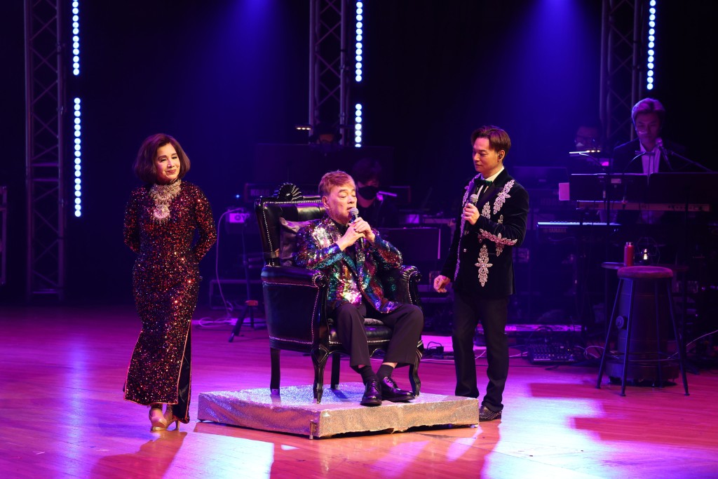 姚煒為張偉文個唱復出舞台，張偉文坐在經改裝的流動椅子在台上唱歌。