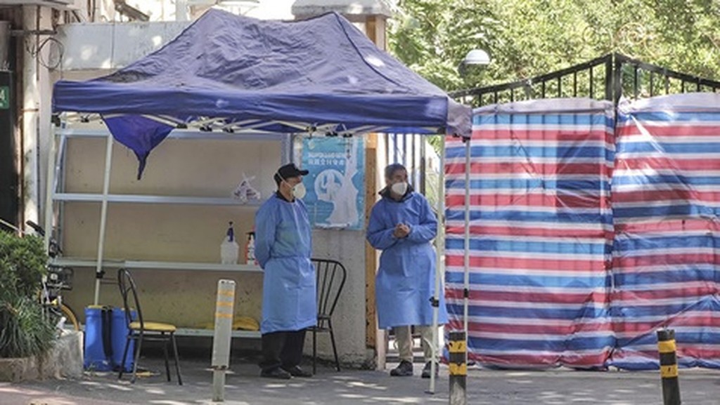 上海防疫人員在小區門口執勤。互聯網