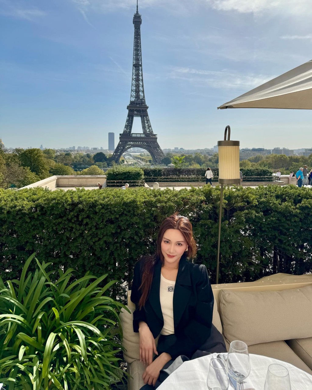 汤洛雯连日来不停晒出在巴黎照片。