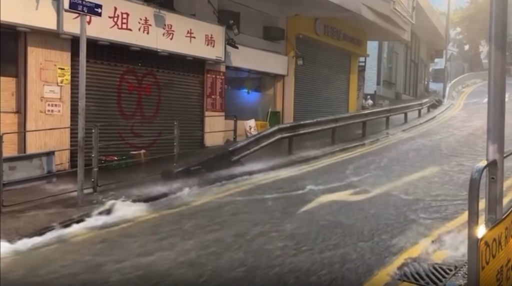網民:黑雨,成條河咁。資料來源:katfung51@Threads 網民:黑雨,成條河咁。資料來源:katfung51@Threads