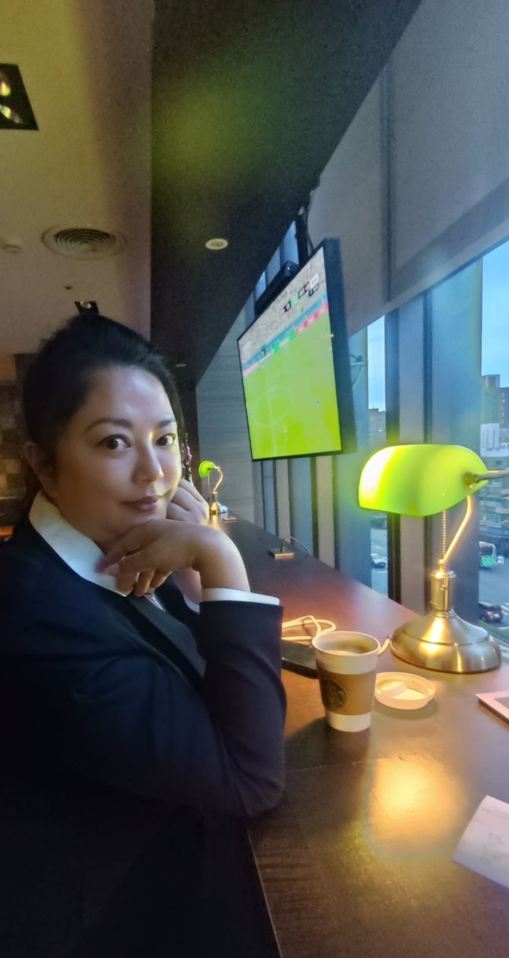 傅天穎化身地產女強人托腮留影,神情踏實從容。 傅天穎化身地產女強人托腮留影,神情踏實從容。