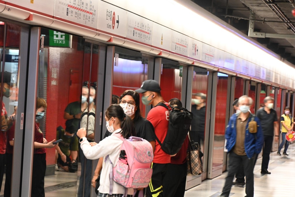 港鐵荃線綫恢復服務後，荔景站恢復人流。梁文輝攝