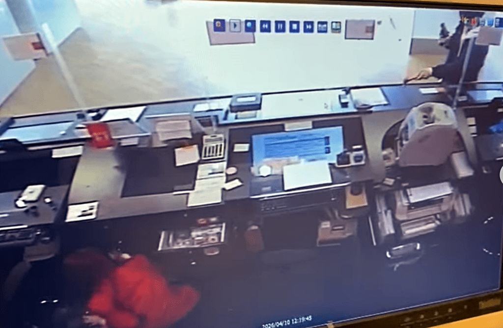 獨行賊持槍過程。 fb：突發馬路車cam大全