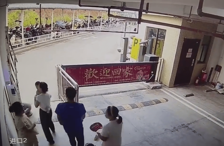 好不容易男童母親才爭脫大媽的滋擾。 好不容易男童母親才爭脫大媽的滋擾。