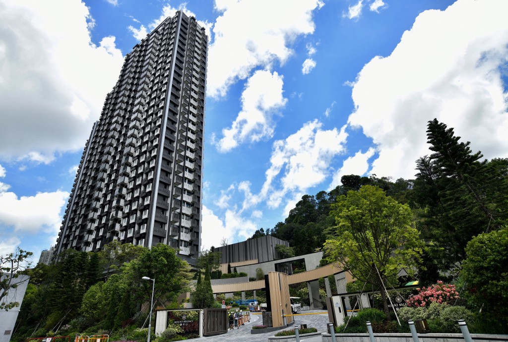 屯門御半山2A座高層C室，實用面積386平方呎，一房連儲物房間隔，月租叫價13000元，議價後12800元成交，實用呎租33.2元。