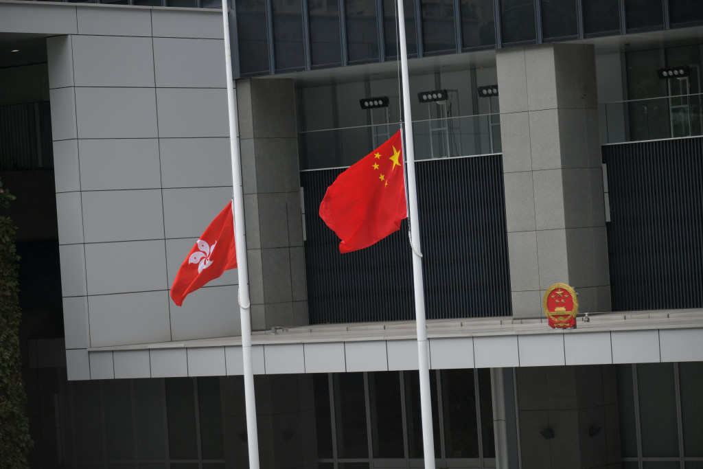 政府總部下半旗悼念前國家主席江澤民。梁譽東攝