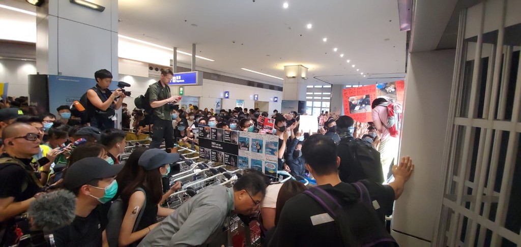 有旅客與示威者發生爭執