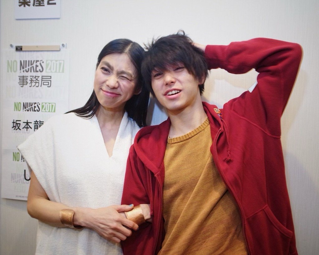 村上虹郎是星二代，母親是歌手UA，自小父母離婚後，他跟母親居住。