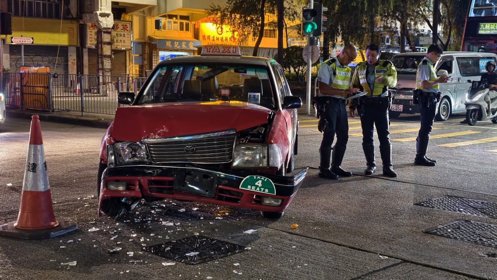 的士車頭嚴重損毀。