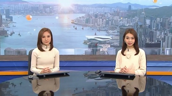 丘靜雯（左）自2016年於now新聞與財經台做主播。