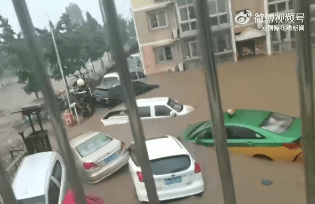 暴雨引發山洪,北京密雲太師屯鎮小區多輛車被沖走。 央視截圖 暴雨引發山洪,北京密雲太師屯鎮小區多輛車被沖走。 央視截圖