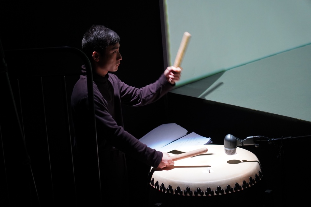 包辦策畫、導演到Arts Tech裝置的胡恩威分享今次在聲音和影像藝術科技採用沉浸式音響、空間音響，以呈現戲曲原音發聲的真實感及距離感。