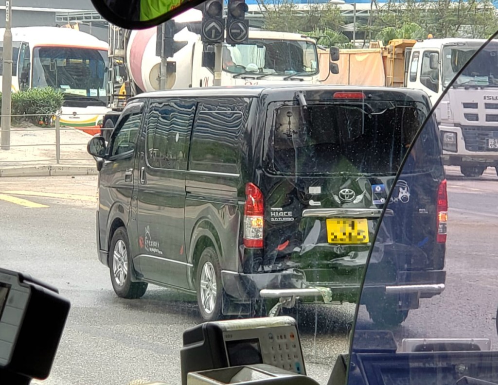 客貨車車尾毀爛。讀者提供