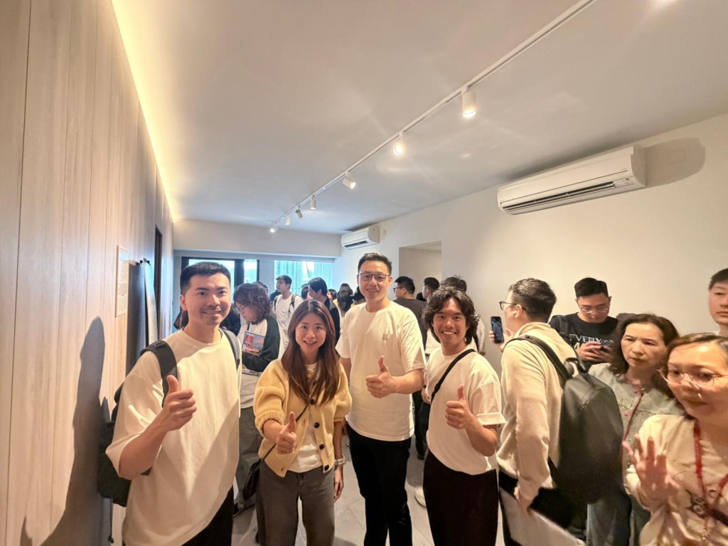 有兴趣买家以预约形式参观现楼临河大宅。