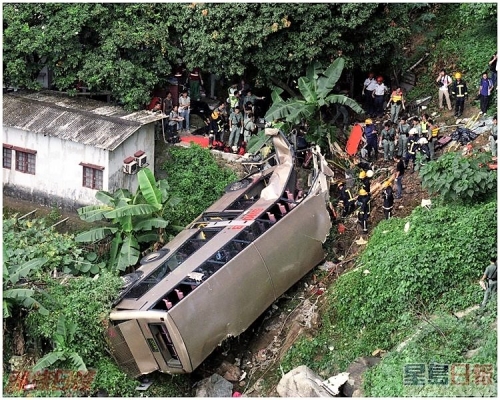 巴士從相當於十多層樓高處墮下山坡。資料圖片
