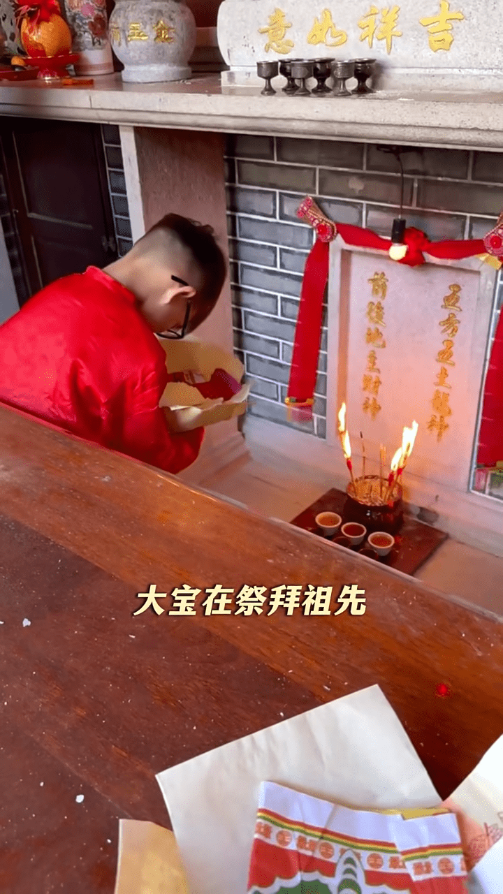 李奕霆手捧祖先衣寶向地主鞠躬拜三下。