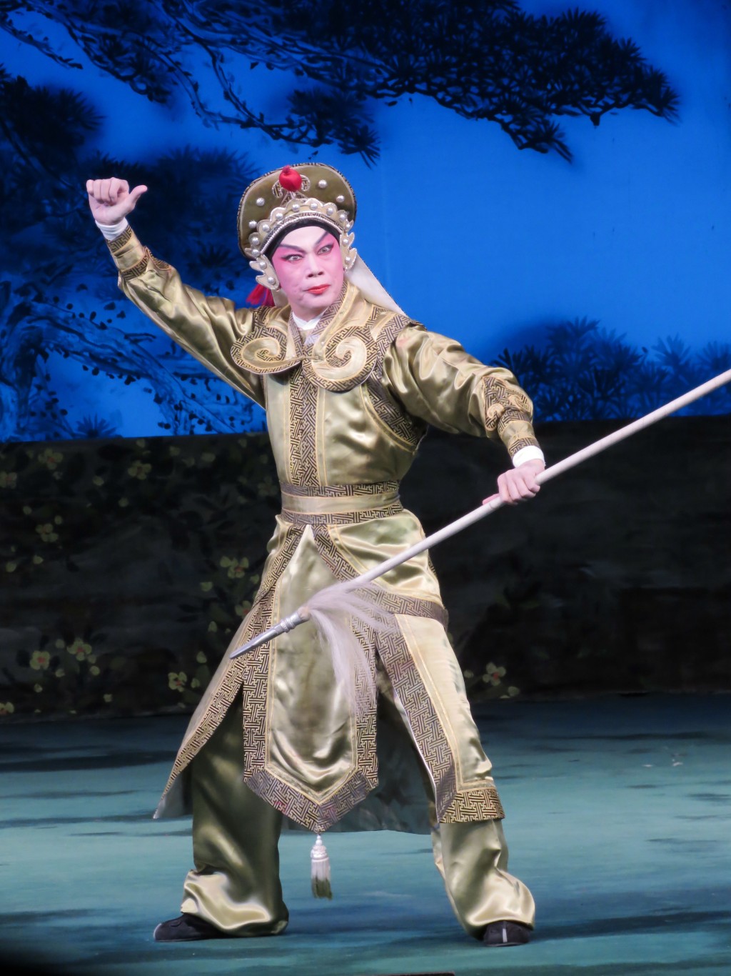 罗家英大病初愈，体力仍虚，但为了两晚演出，他拚尽全力表演。