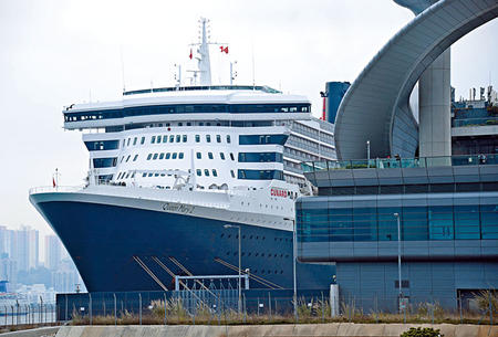 停泊啟德郵輪碼頭的「瑪麗皇后II號」○四年由英女皇主持下水及命名禮，載客量高達三千多人。 
