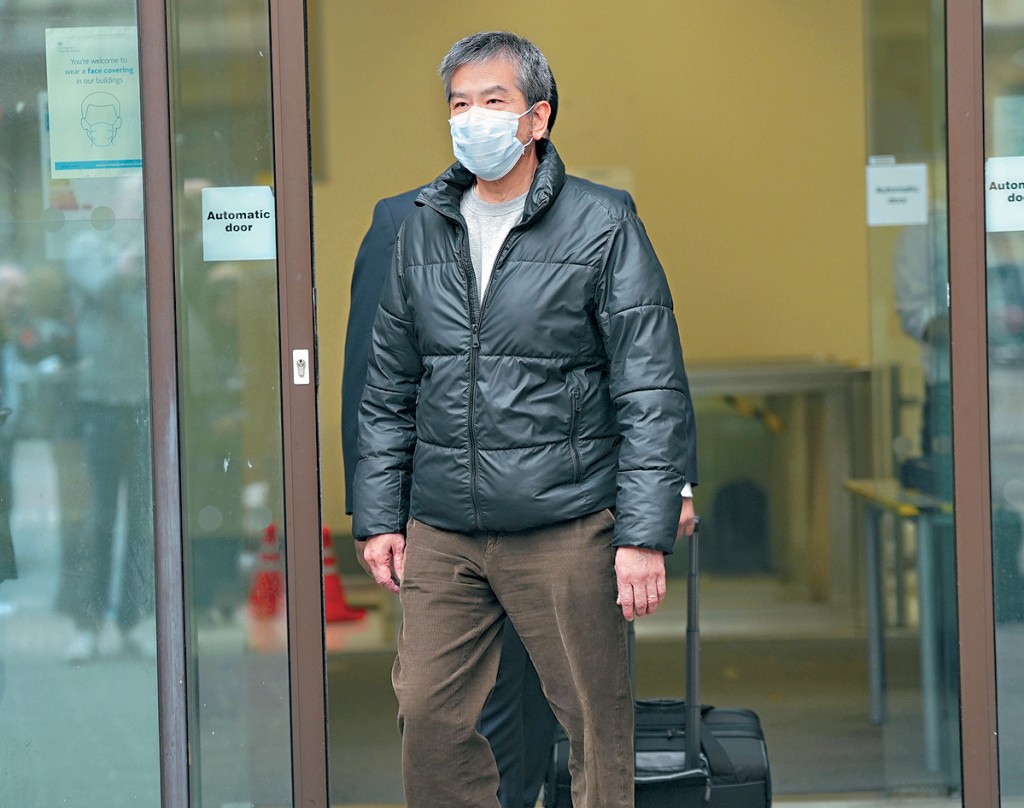 驻伦敦经贸办行政经理袁松彪，获准保释后步出法院。