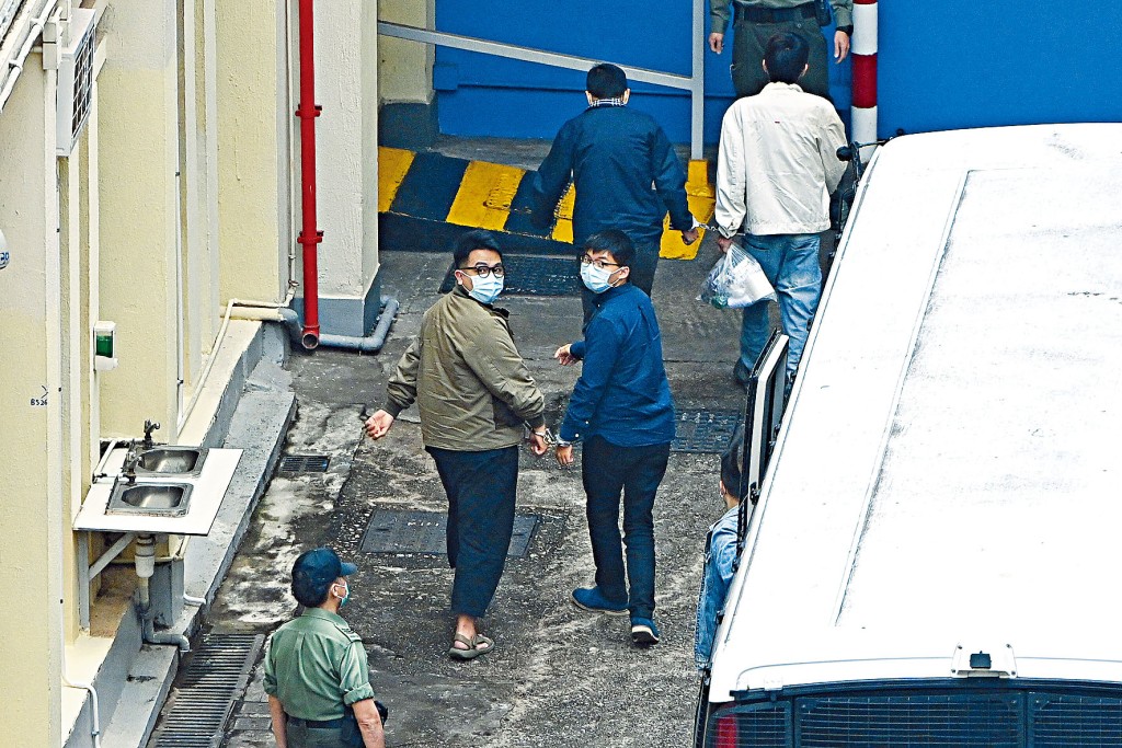 前众志成员黄之锋和林朗彦，齐锁上手铐还押至荔枝角收押所。