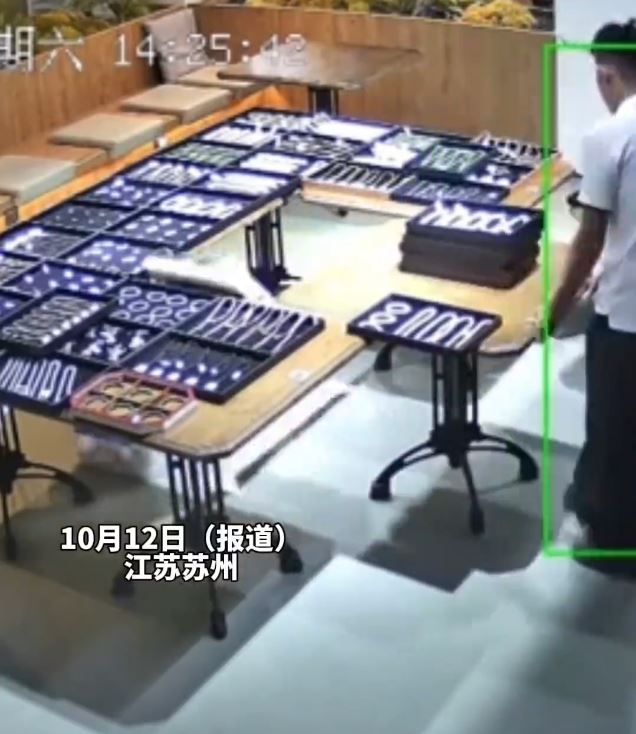剛大學畢業的店員粗心大意搬枱，跌爛值百萬元的玉飾。抖音