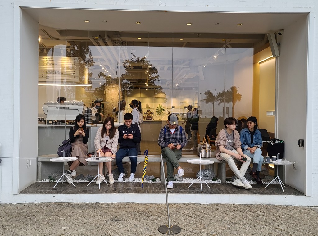 記者到訪該黃埔咖啡店,店員稱對「頭頂紙杯」的狗仔有印象。現場不少顧客都是愛犬,亦得知朵朵受虐事件。