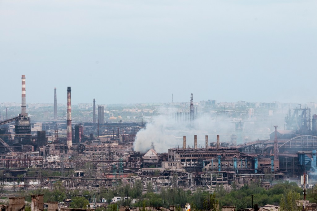 估計仍有200人被困在亞速鋼鐵廠內地下設施。AP