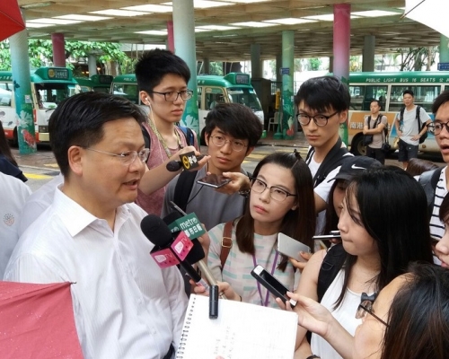 进智公交行政总裁陈文俊指，暂无意因改装小巴调整车费。