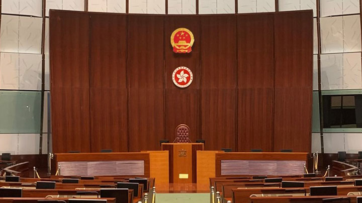 立法會會議廳將懸掛國徽及區徽，工程計劃在本月12日前完成。（立法會文件）