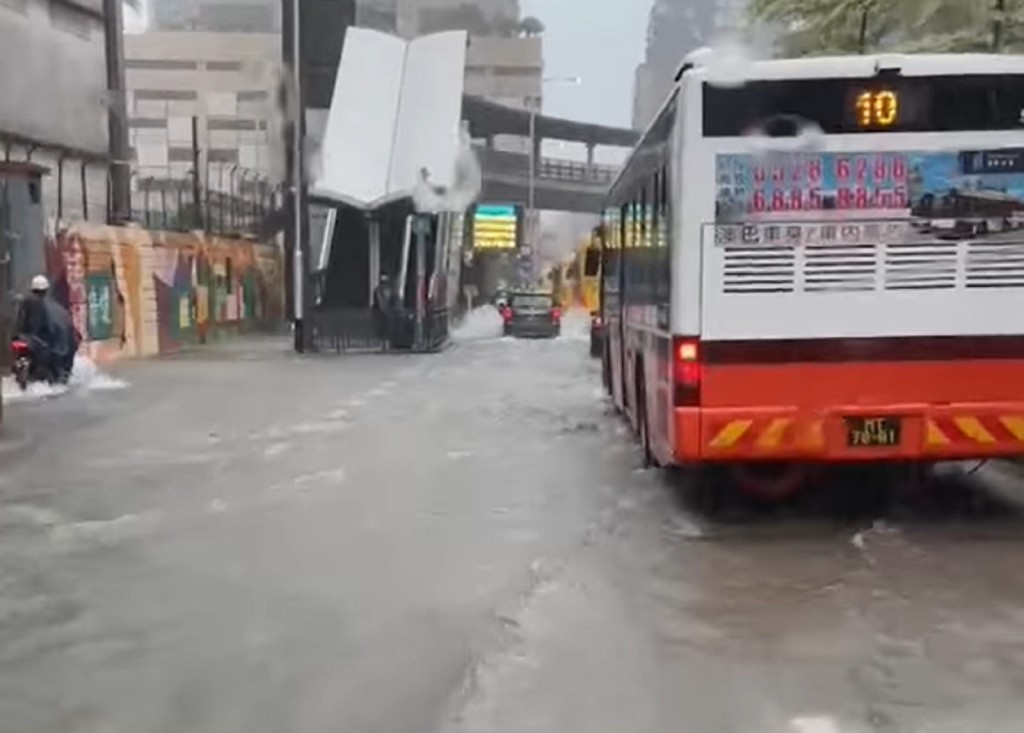 澳門市面馬路出現水浸。澳門交通現場網民截圖