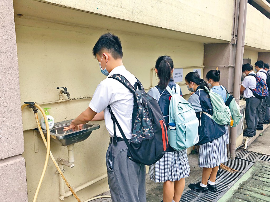 厂商会中学安排学生入学校后，须彻底清洁双手。