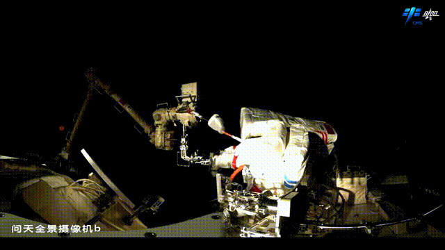 太空人出艙畫面。