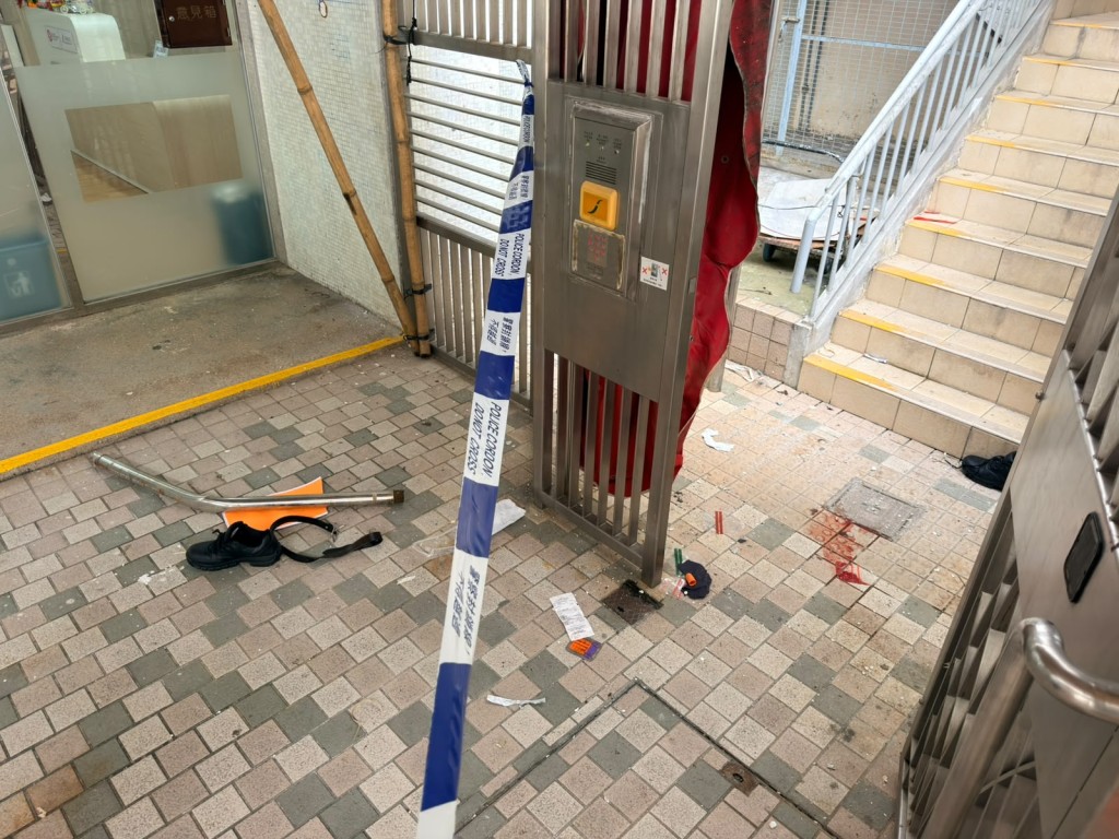 現場地面遺下血迹,一對鞋及腰帶。梁國峰攝 現場地面遺下血迹,一對鞋及腰帶。梁國峰攝