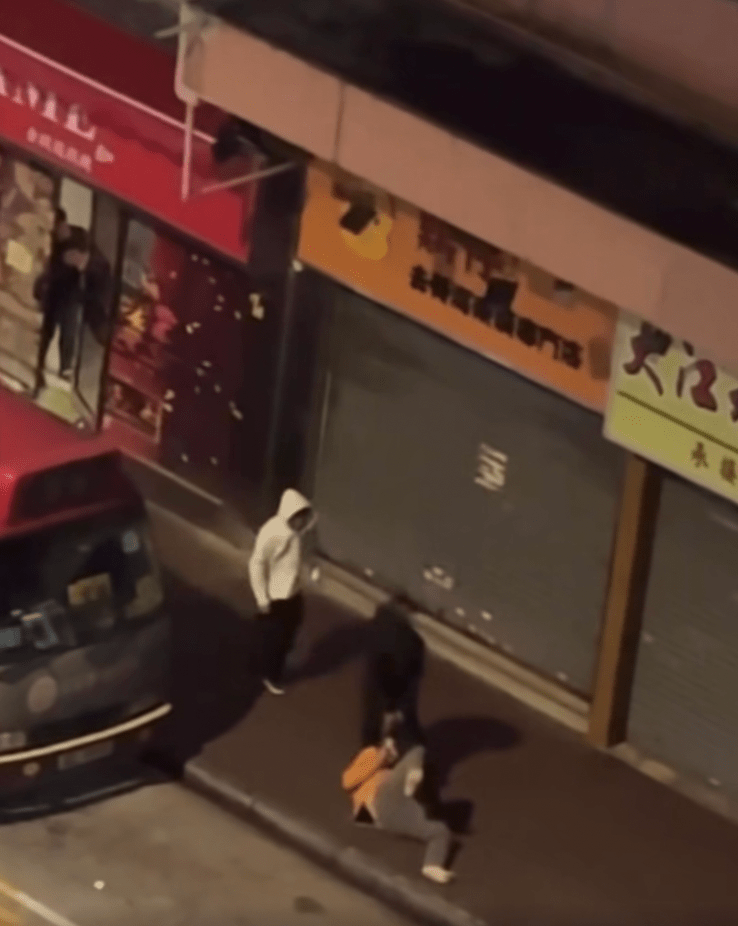 畫面中見到有附近店舖的人聽到打鬥聲,半開掩著門探頭觀望。fb「車cam L(香港群組)」 畫面中見到有附近店舖的人聽到打鬥聲,半開掩著門探頭觀望。fb「車cam L(香港群組)」