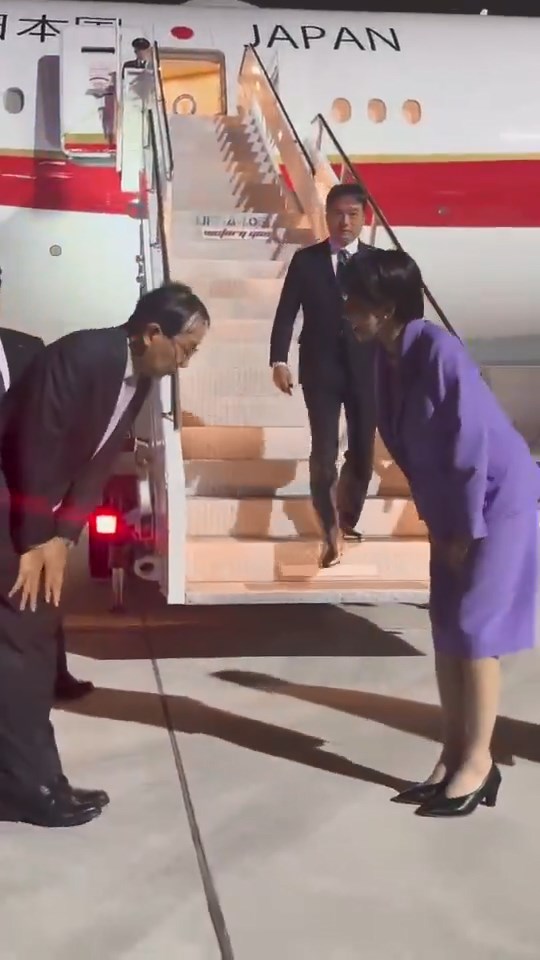 高市步出機艙後舉手揮致意並躬身招呼,惟停機坪現場極為冷清。日本首相官邸 高市步出機艙後舉手揮致意並躬身招呼,惟停機坪現場極為冷清。日本首相官邸