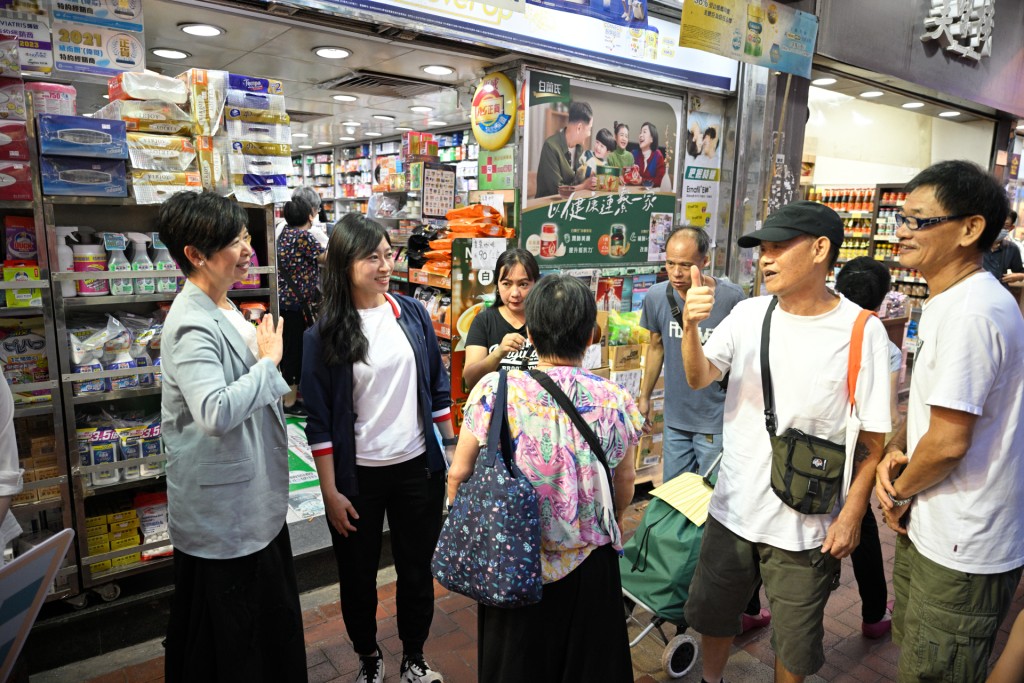 何永賢聯同立法會議員陳穎欣及多位區議員，到荃灣向市民講解簡約公屋的細節。何永賢fb