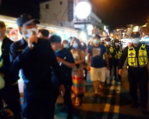 墾丁大街湧現人潮。中時