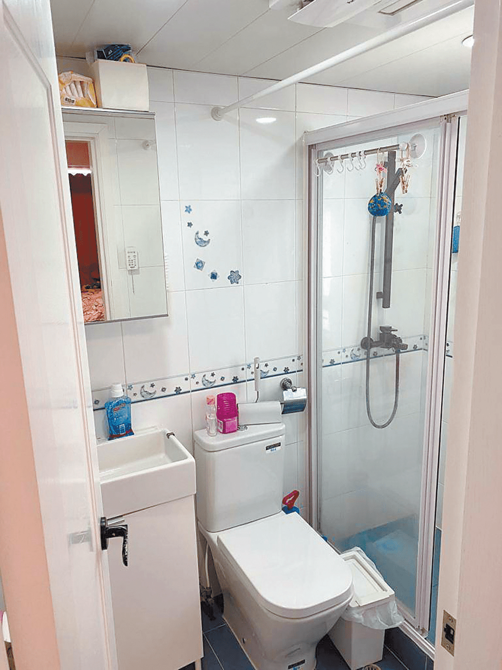 浴室设有镜柜，可供收纳卫浴用品。