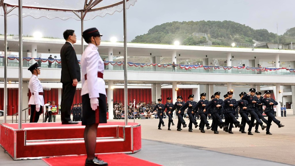 消防處結業會操今日(19日)在消防及救護學院舉行,行政長官李家超擔任結業會操的檢閱官。(李家超FB圖片)
