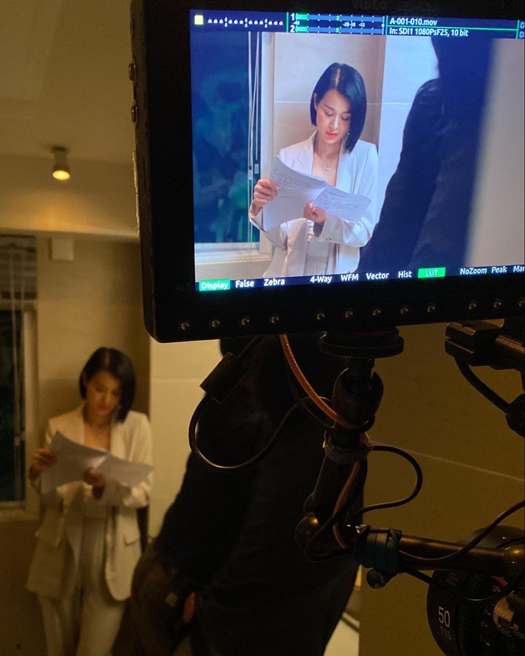 胡杏兒扮演心理醫生兼性治療師，今次她亦準備了許多私伙衫。