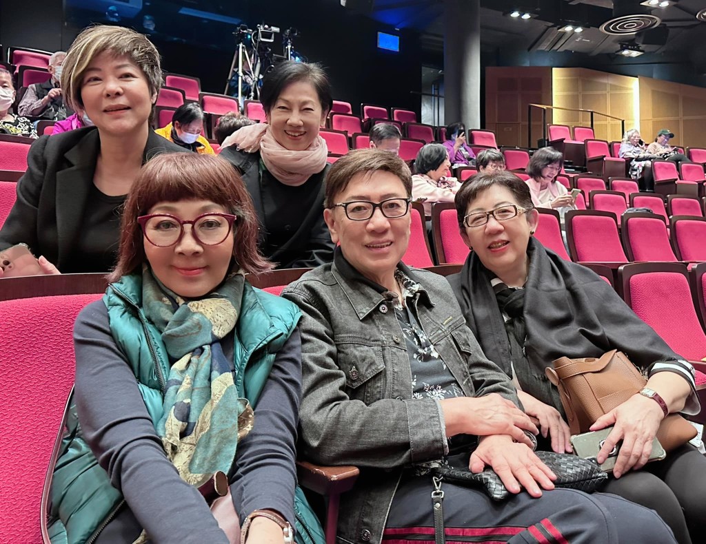 文麗賢（下左）近年積極抗癌，不過仍有出席好友聚會。