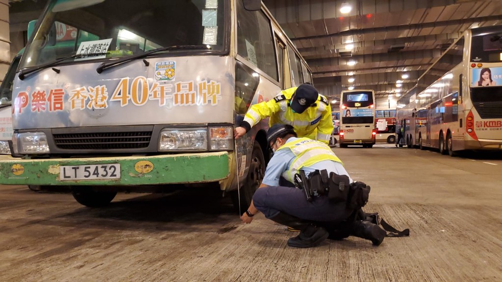 警員今早到屯門V city專線小巴總站調查。
