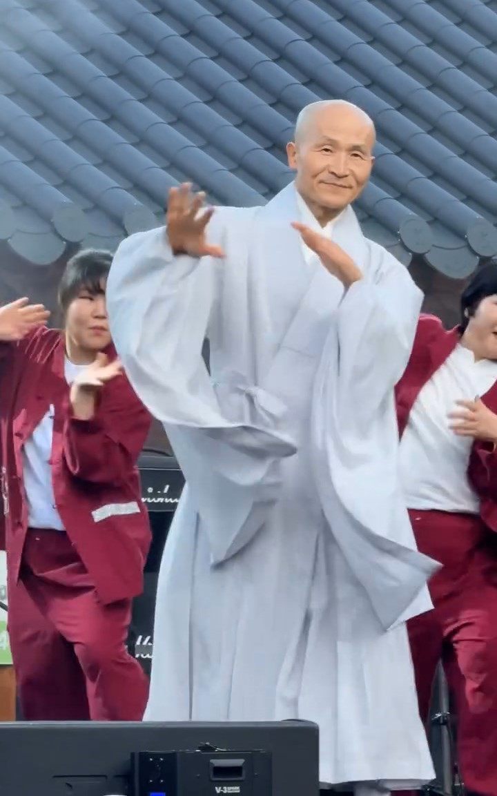 德山法師翻跳男團ATEEZ《BAD》招牌「震胸舞」。Instagram@ hocheol.kim.716