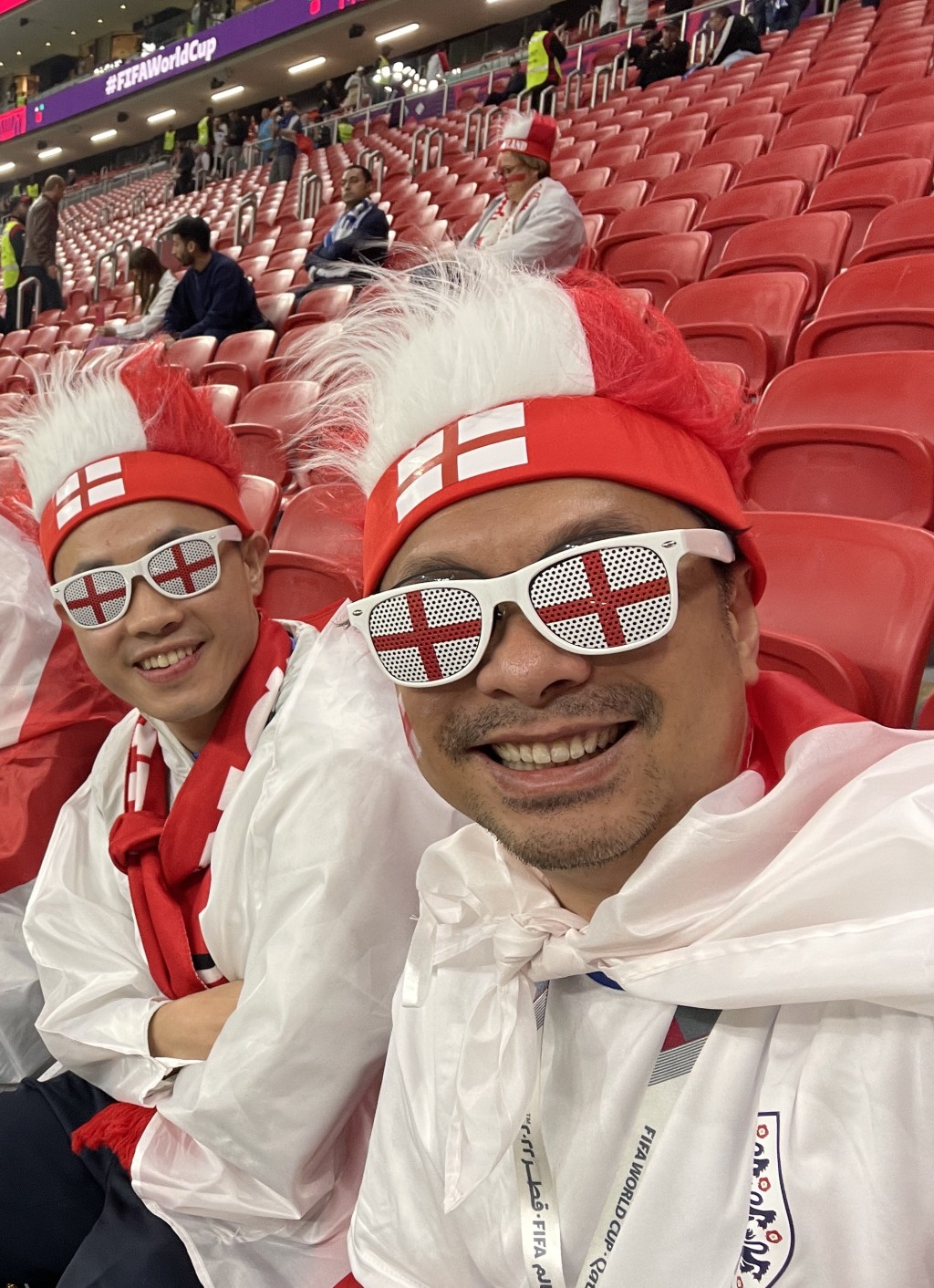 港人戴上印有英格蘭國旗的頭飾及眼鏡，支持愛隊。
