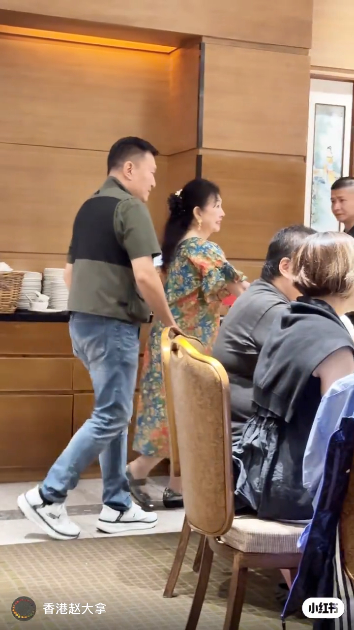 林小湛滿面笑容甚有氣質。