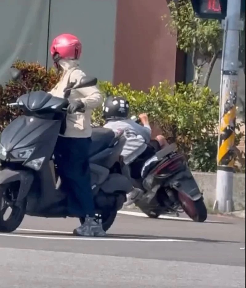 台中有11岁男童驾驶无牌电单车在闹市穿梭。Threads@柏霆 台中有11岁男童驾驶无牌电单车在闹市穿梭。Threads@柏霆
